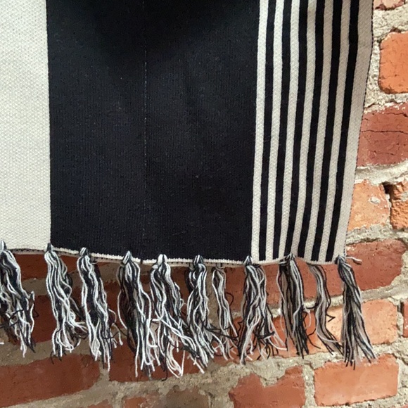 Forever 21 poncho - Picture 3 of 4